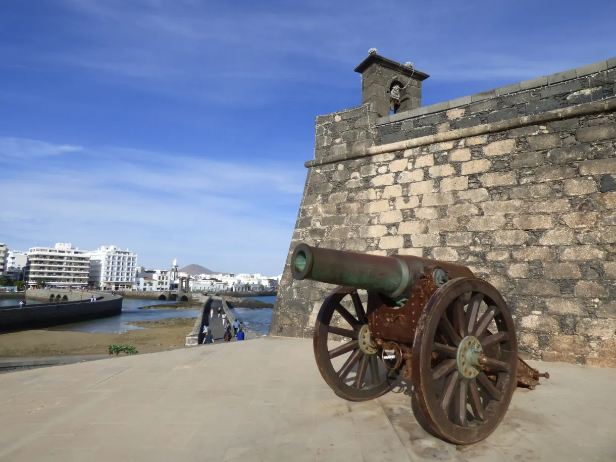 Bronze cannon aimed out from the esplanade of the fort