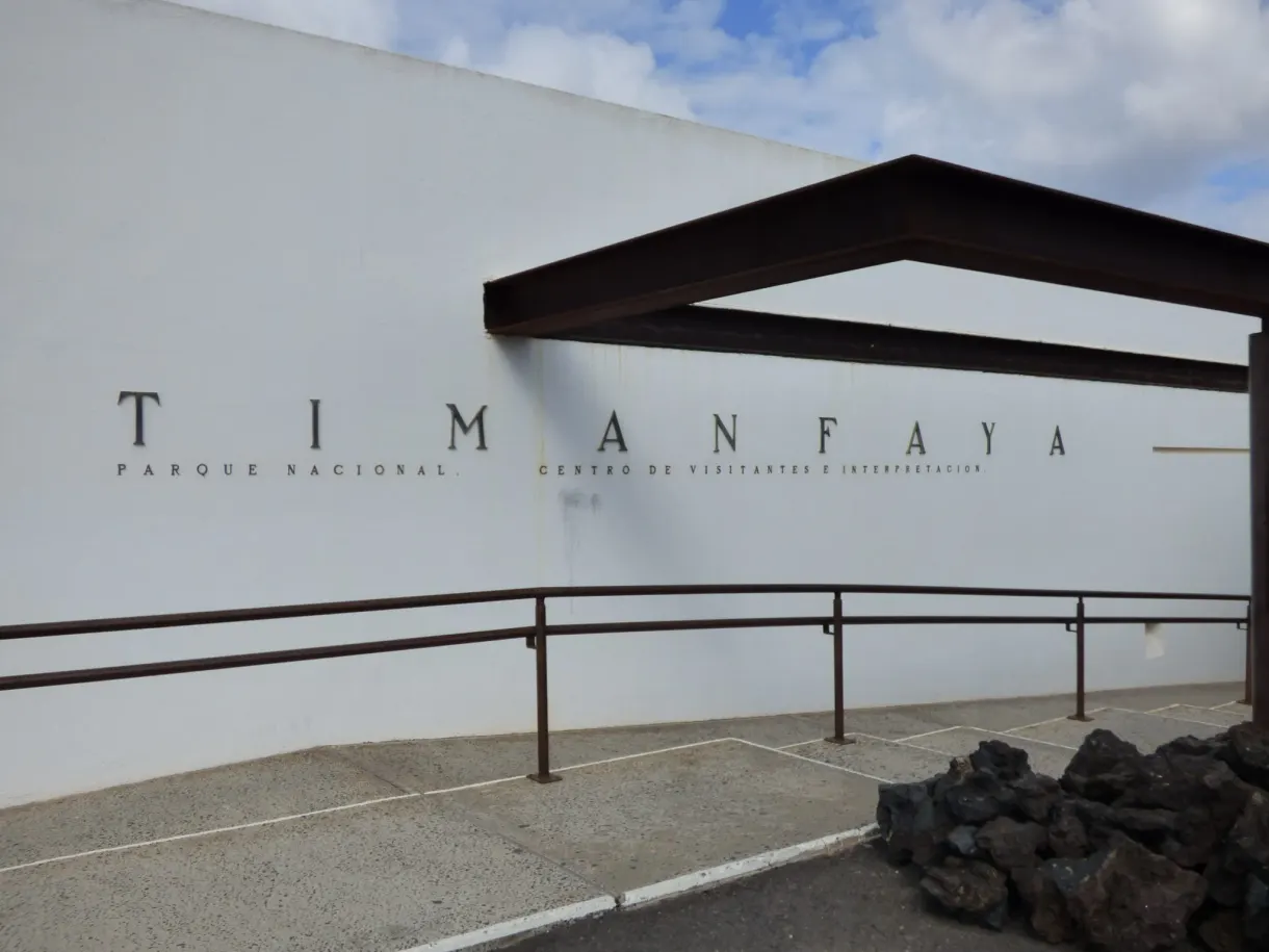 Façade blanche du centre d'interprétation de Mancha Blanca
