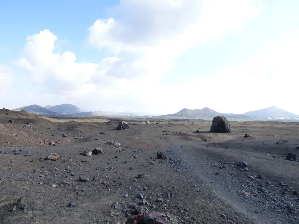 Sentier de cendres menant vers la bombe volcanique isolée