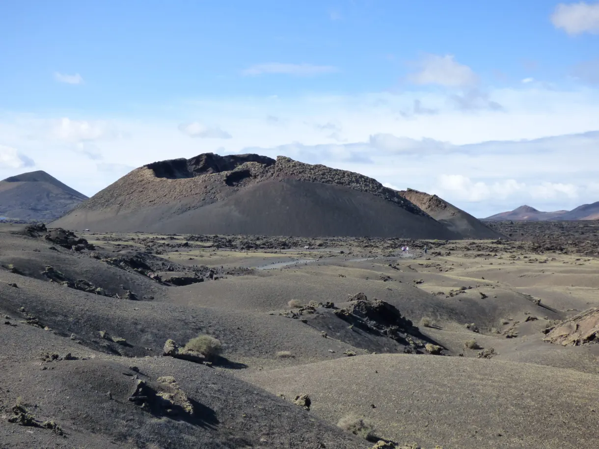 Volcan Cuervo dressé au-dessus d'une plaine de lave