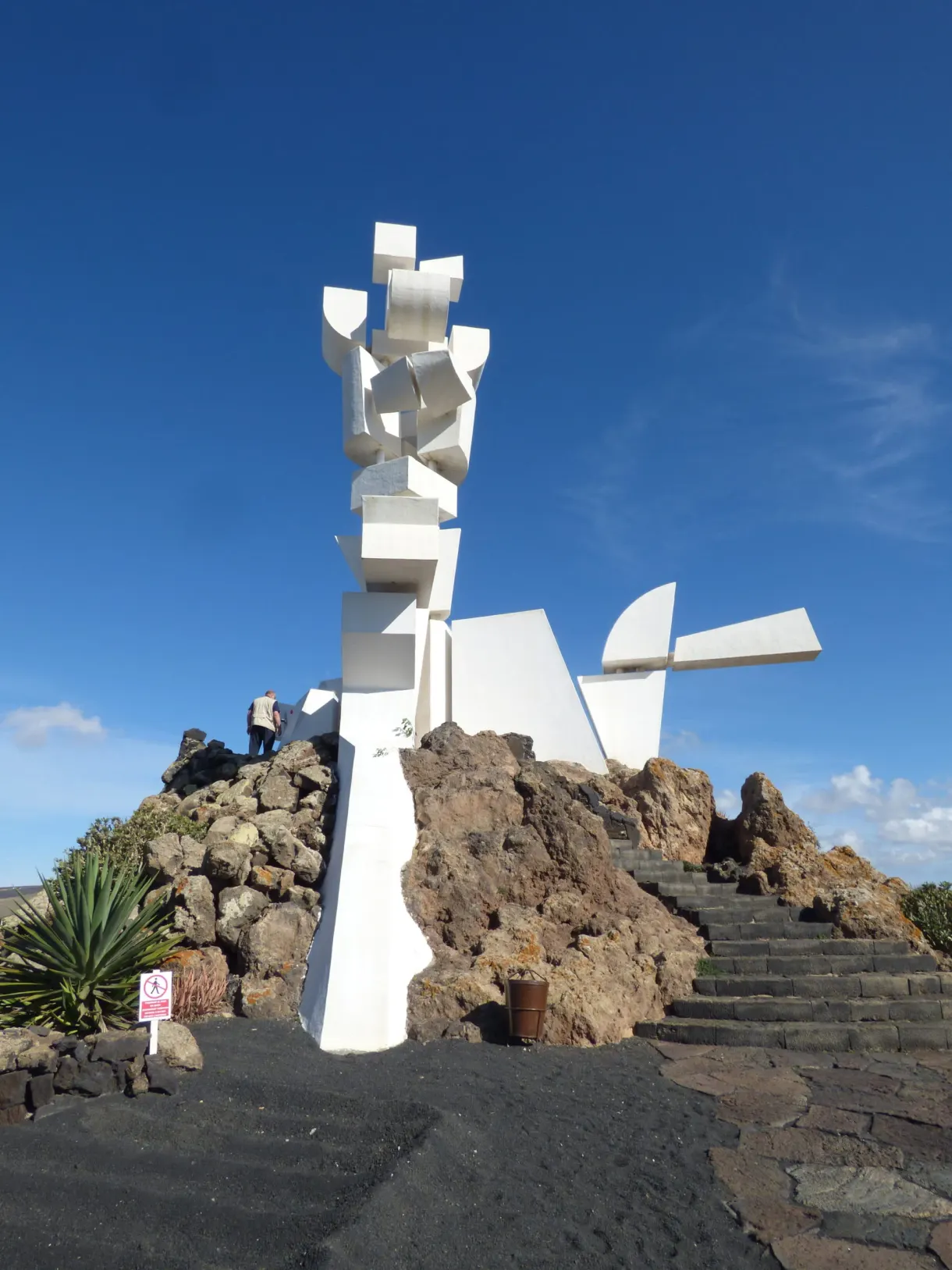 Sculpture blanche cubiste dressée sur un socle de lave