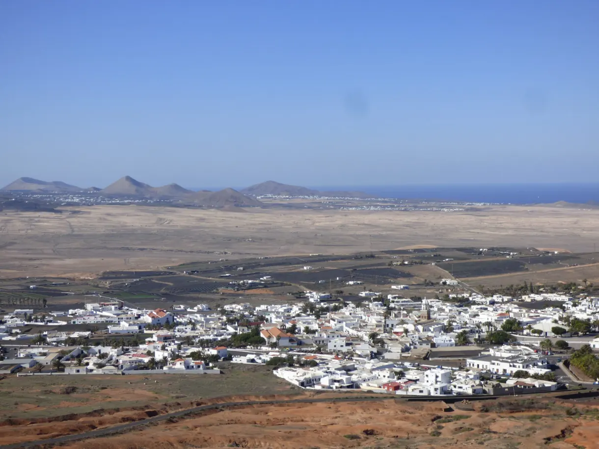 Village blanc étalé dans la plaine vu depuis le volcan