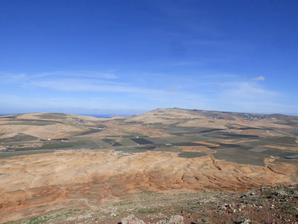 Panorama de terres ocres depuis le bord du cratère