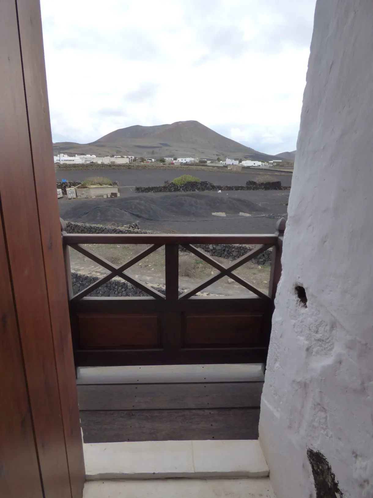 Volcans encadrés par la porte de bois du moulin