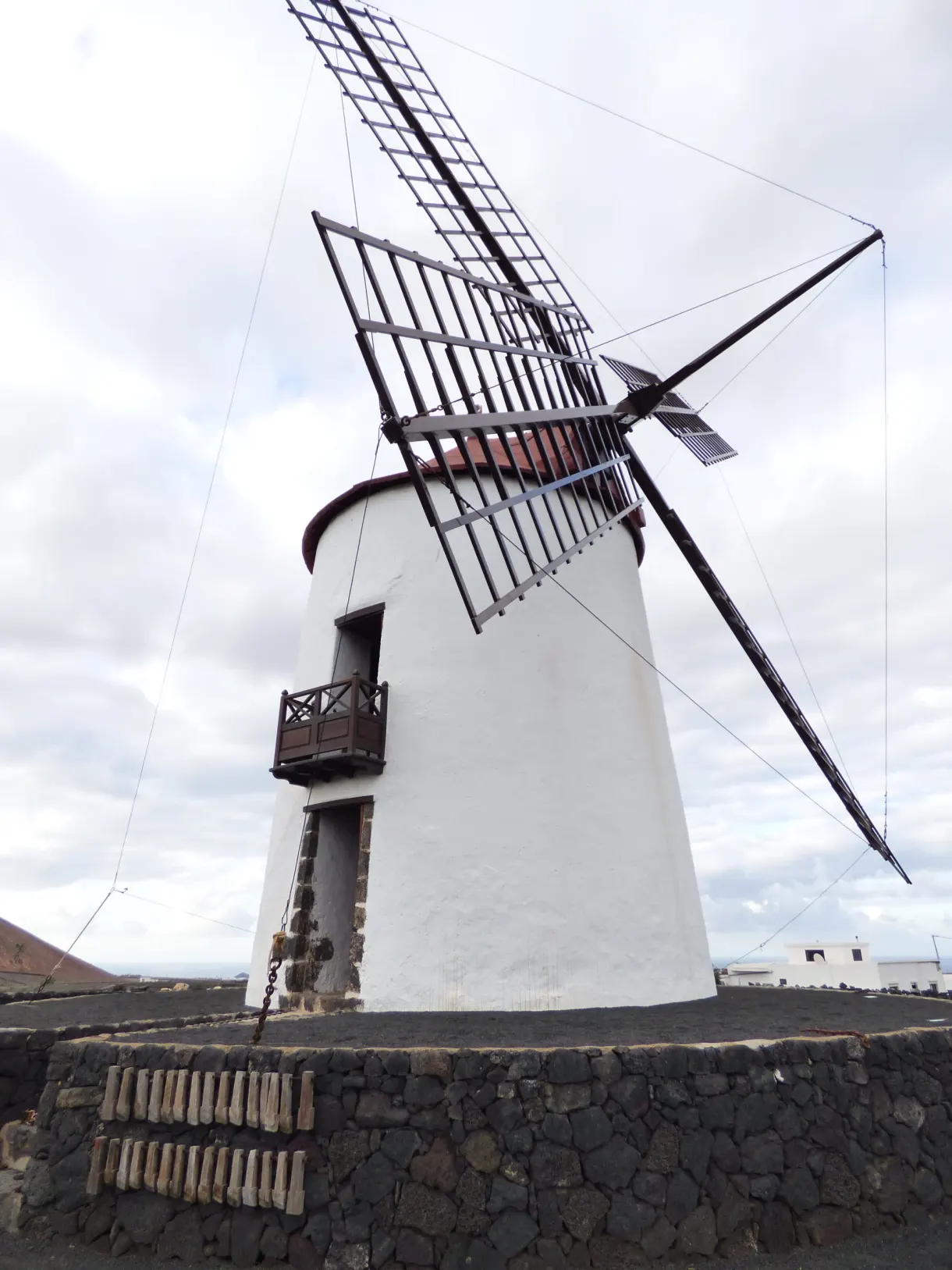Contre-plongée sur les ailes du moulin de Tiagua