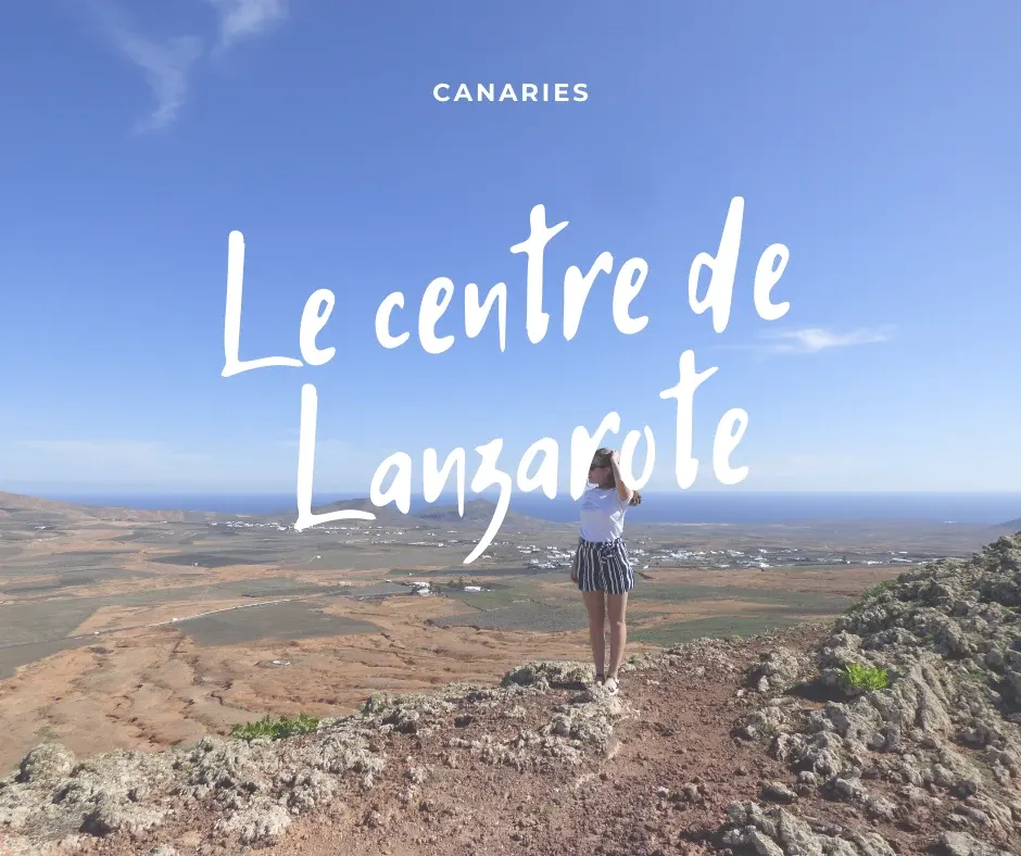 Femme sur un promontoire sous le titre Le centre de Lanzarote