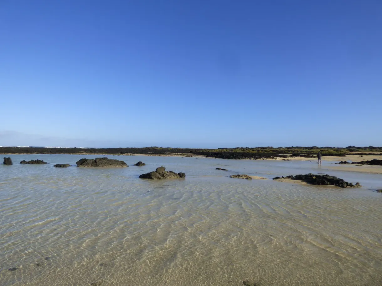 Bassin peu profond et transparent sous un ciel sans nuage