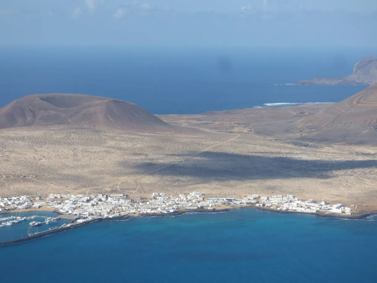 Village blanc et port de l'île sous la falaise du belvédère