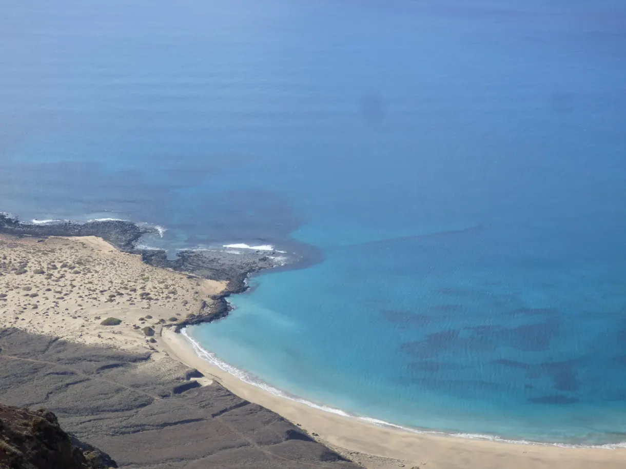 Baie turquoise à pic sous le rebord de la falaise