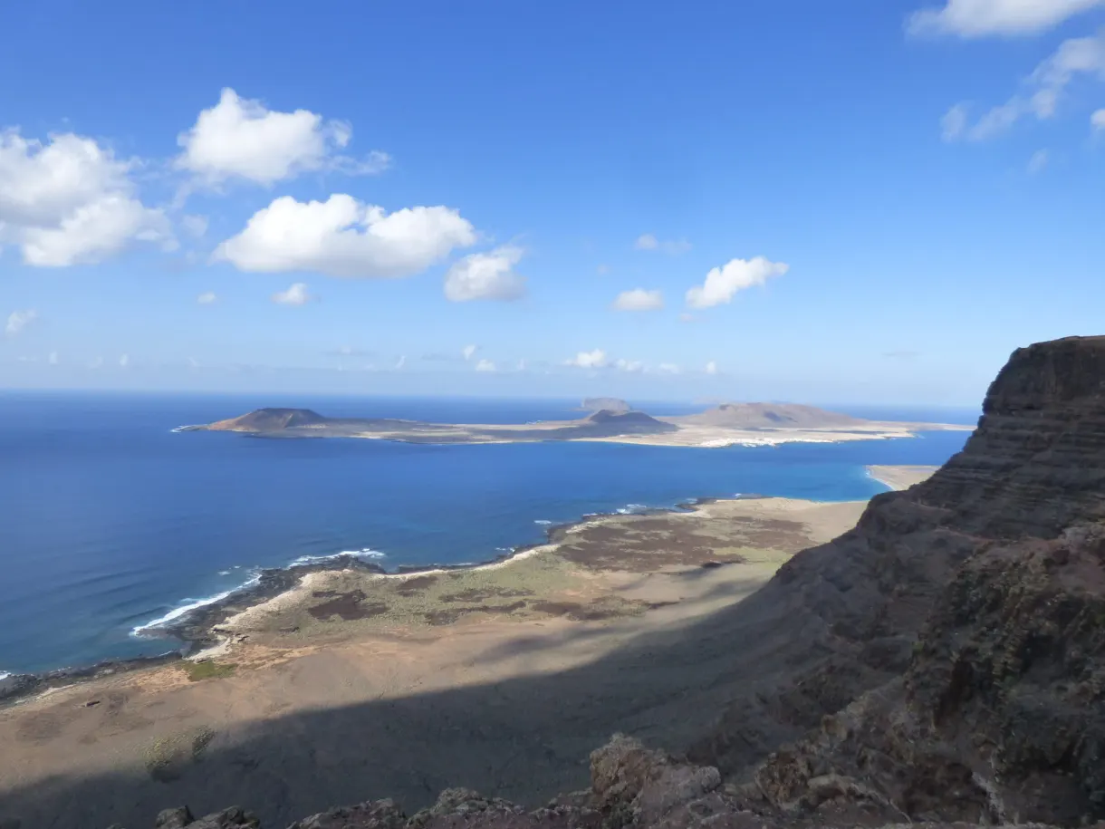 Arête verte du belvédère ouvrant sur l'île au large