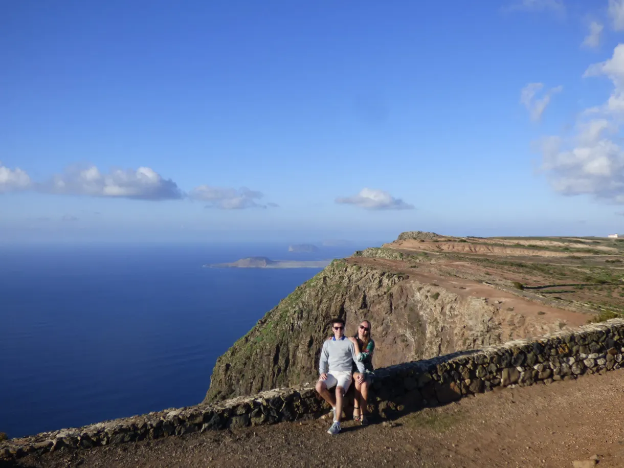 Couple assis sur le muret longeant la route de la falaise