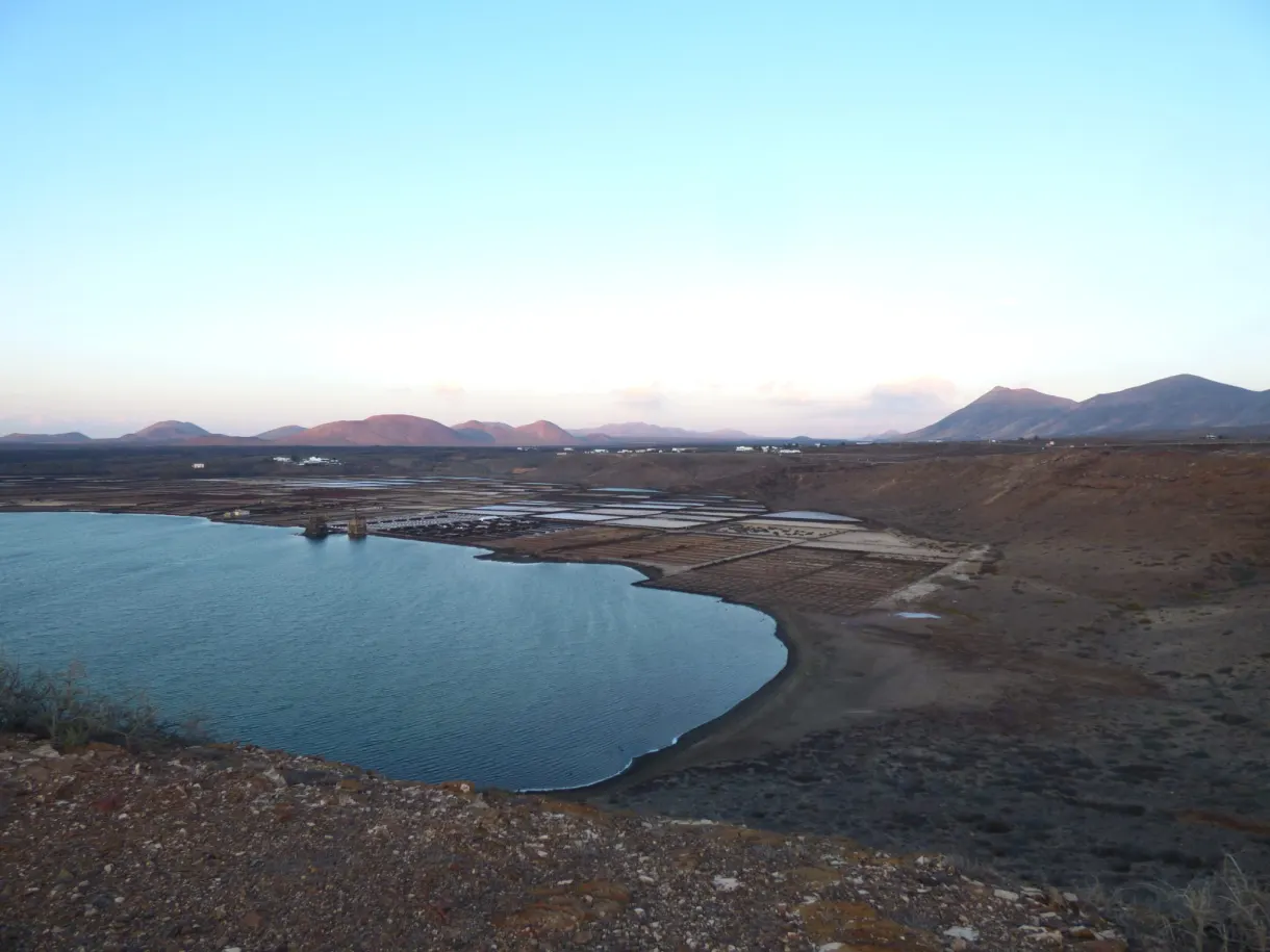 Lagune bleu profond et montagnes volcaniques en fin de journée