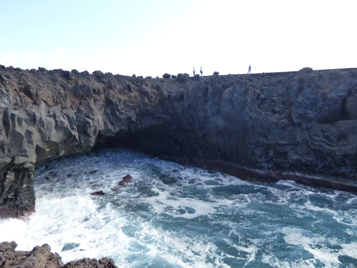 Gouffre où la mer s'engouffre sous la roche volcanique