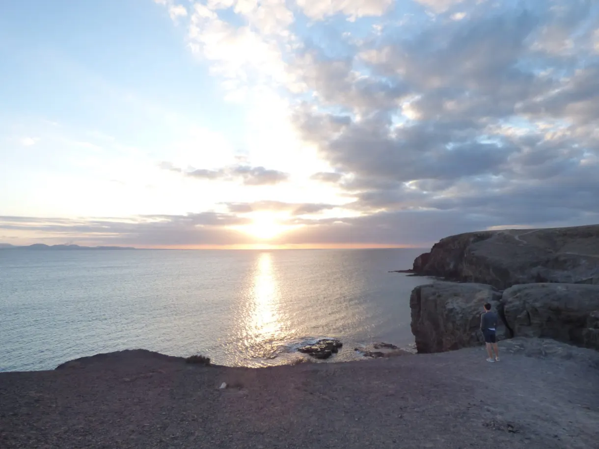 Soleil couchant se reflétant sur la mer depuis la falaise