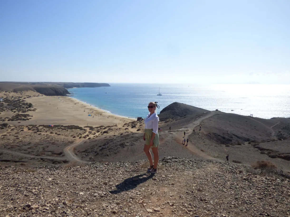Femme sur le sentier de terre dominant la baie