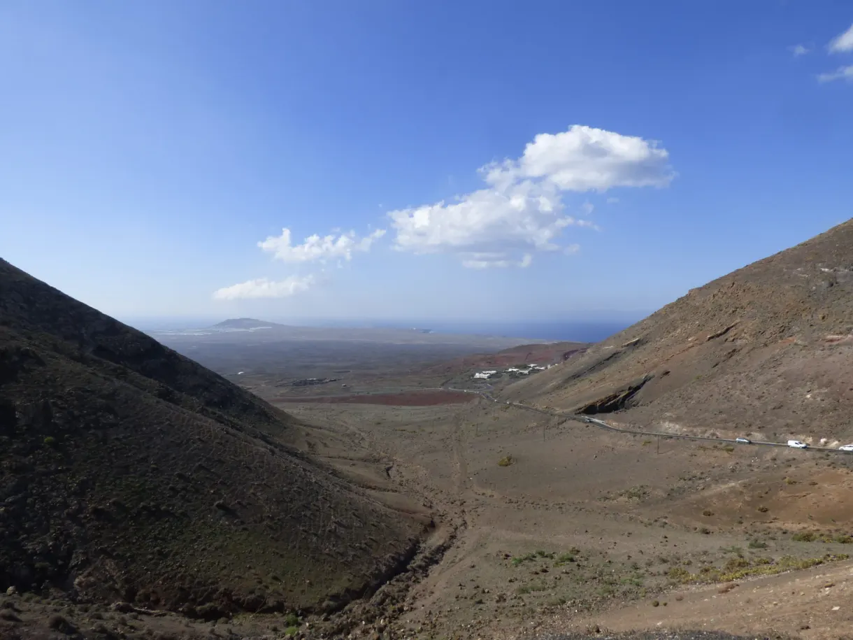 Panorama sur la plaine aride depuis les hauteurs de Femés