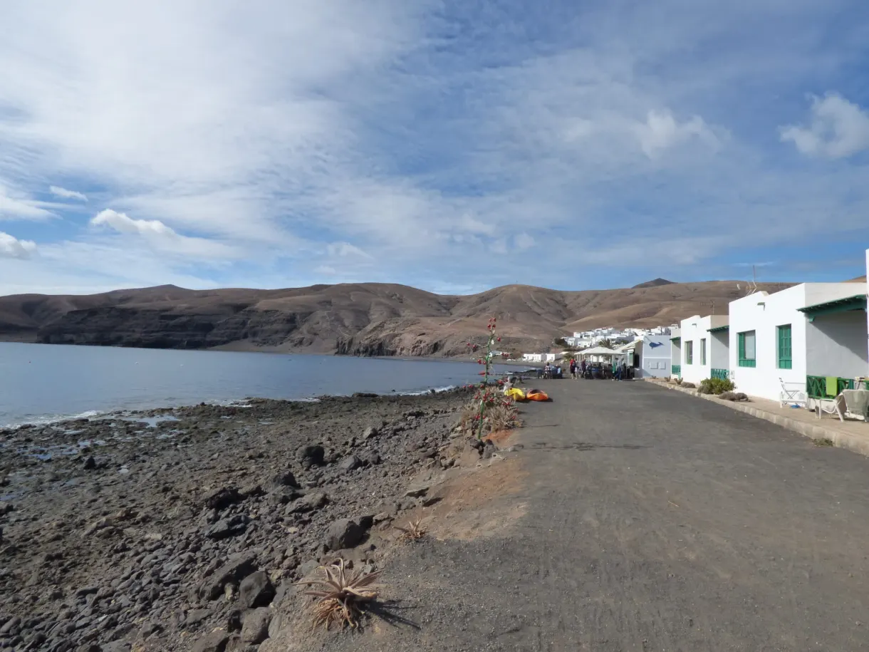 Route longeant la baie de galets et les maisons blanches