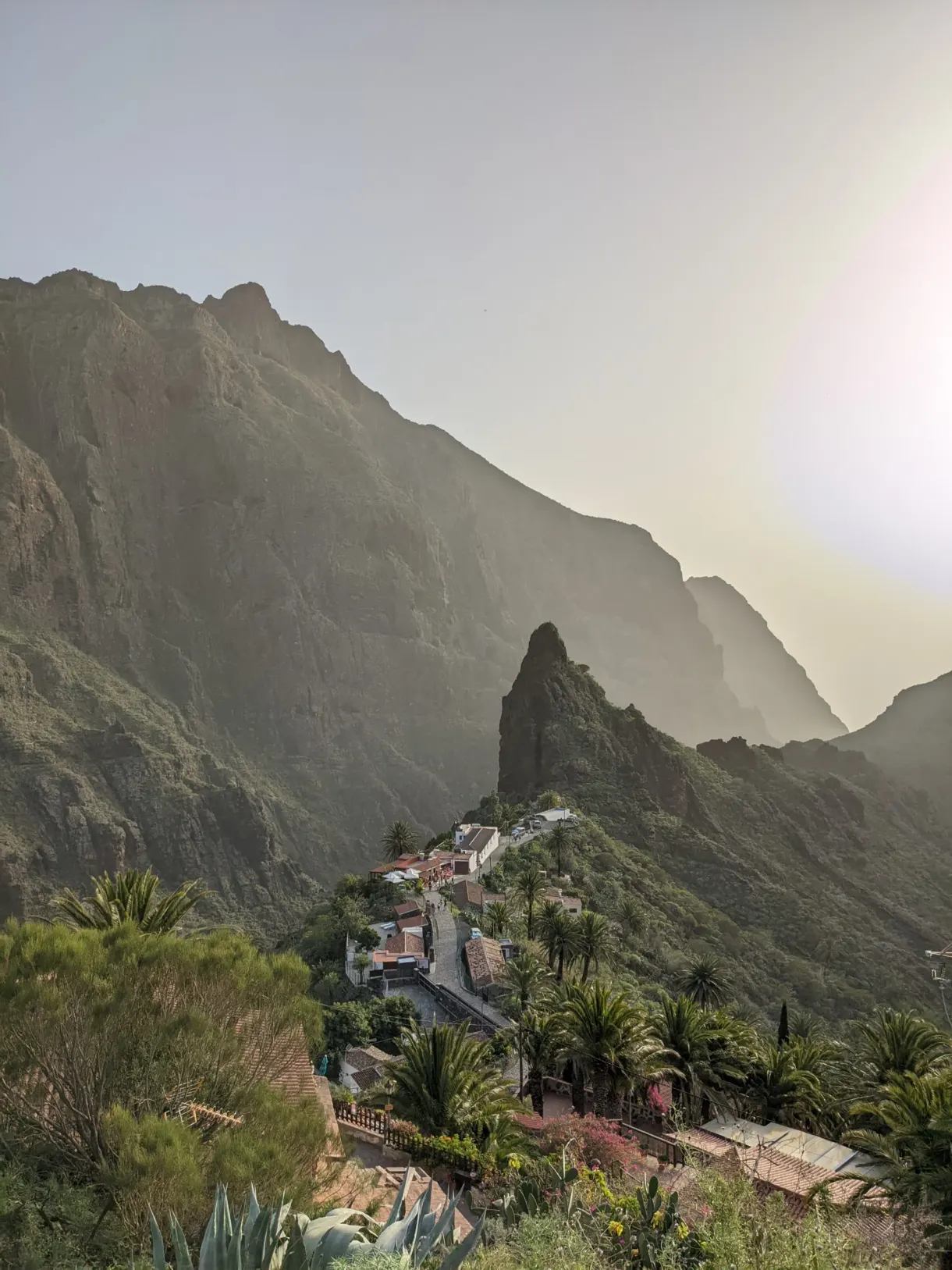 Hameau de Masca blotti sous une arête rocheuse