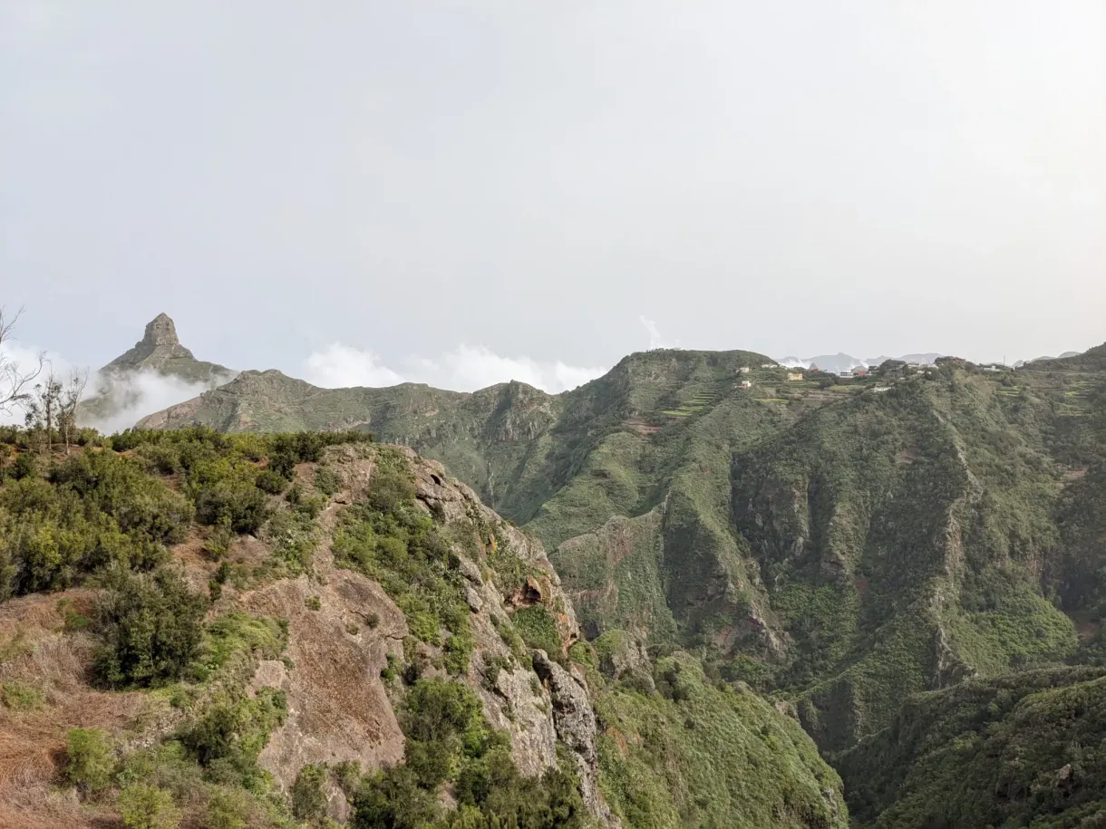 Éperon rocheux et nuages accrochés au-dessus de la vallée