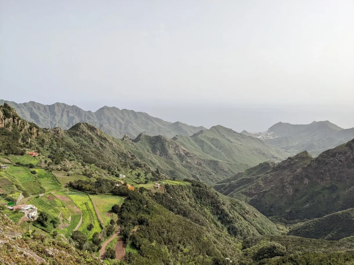 Vallée cultivée en terrasses et hameau au loin