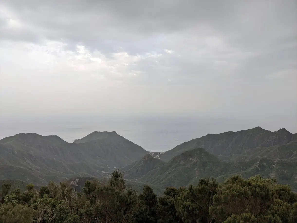 Silhouettes de montagnes se détachant devant la mer