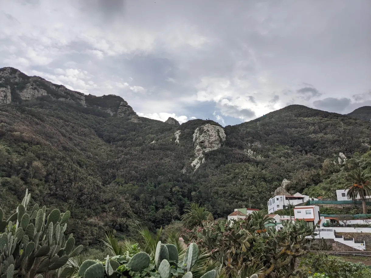 Village blanc au creux d'un cirque de montagnes nuageuses