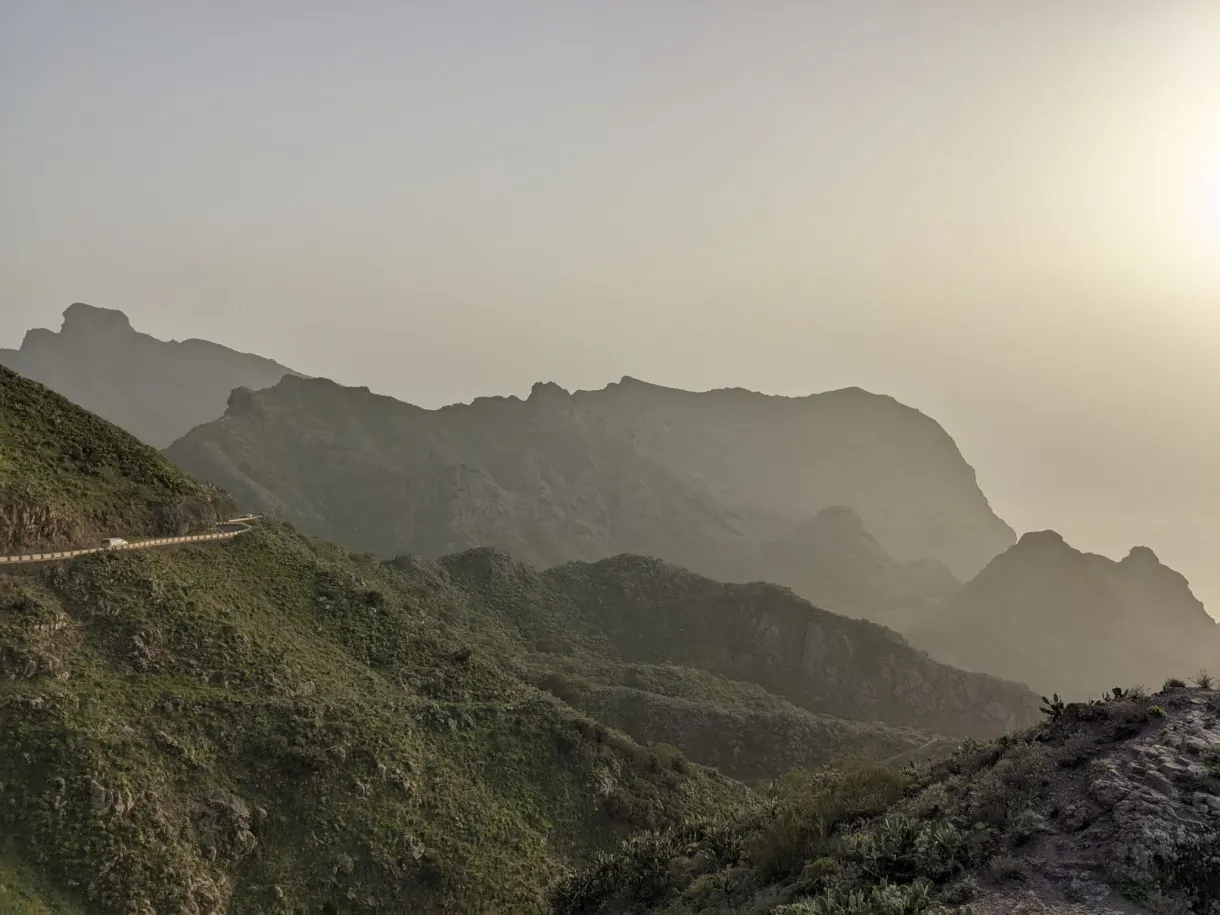Crêtes du massif de Teno noyées dans la brume dorée