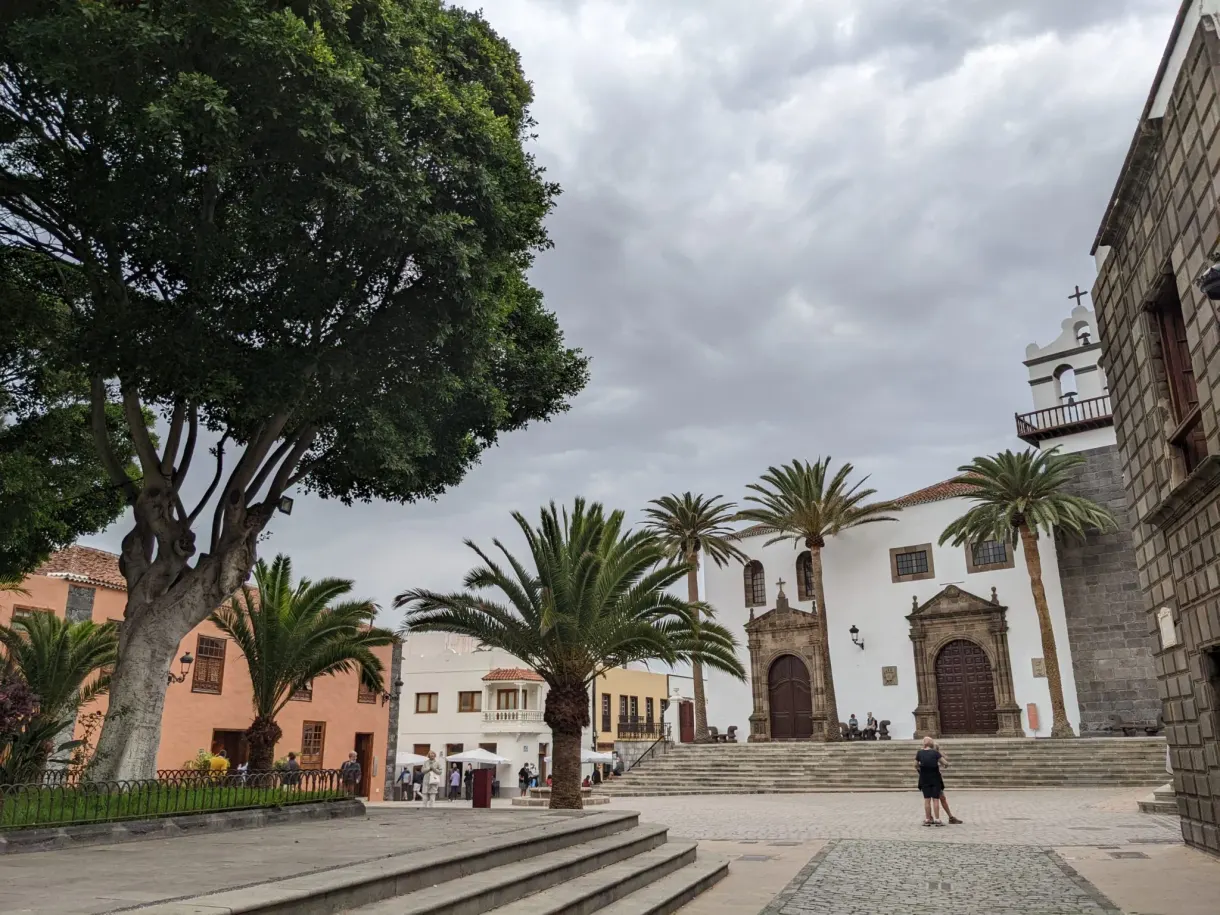 Grande place arborée devant l'église de Garachico