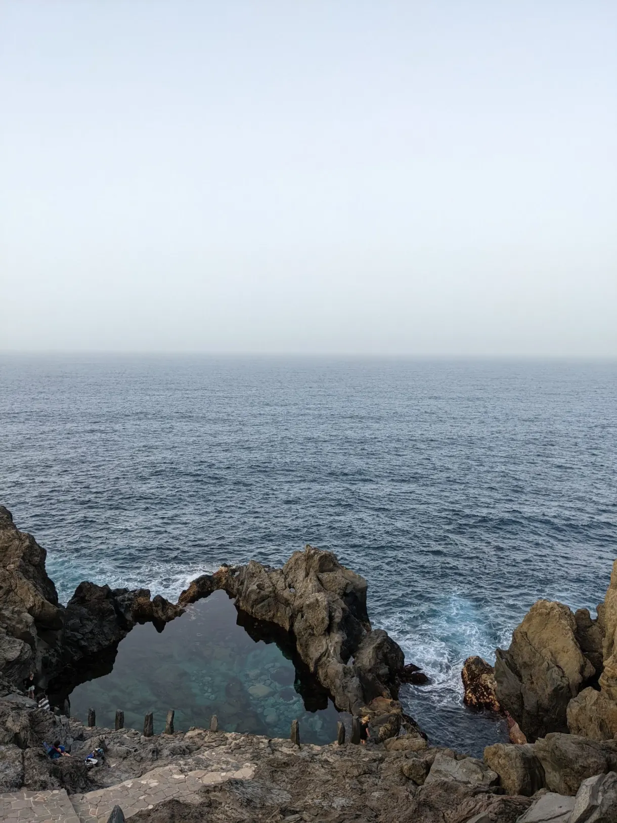 Arche de roche volcanique au bord des piscines naturelles