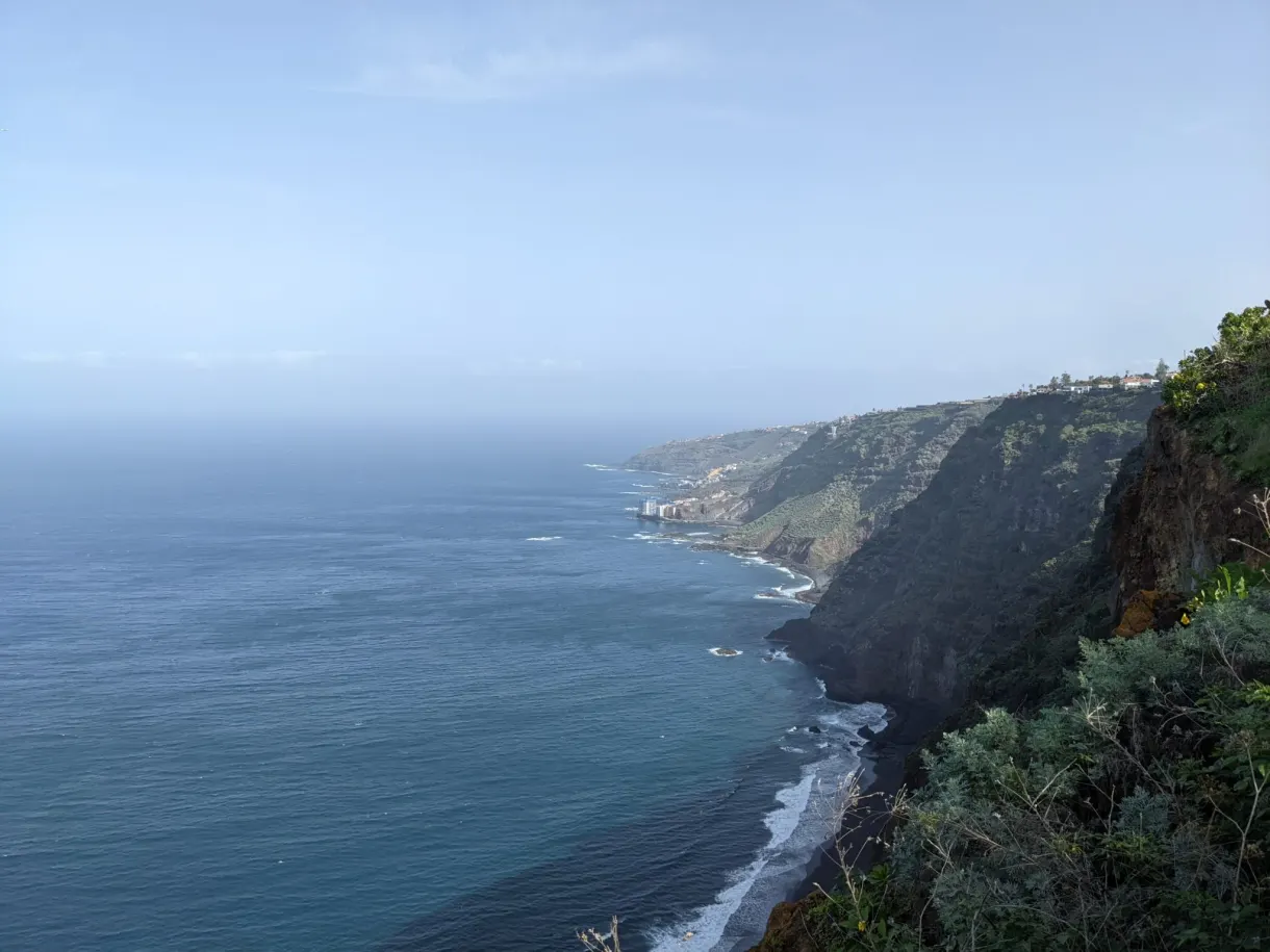 Falaise verte plongeant à pic dans une mer profonde