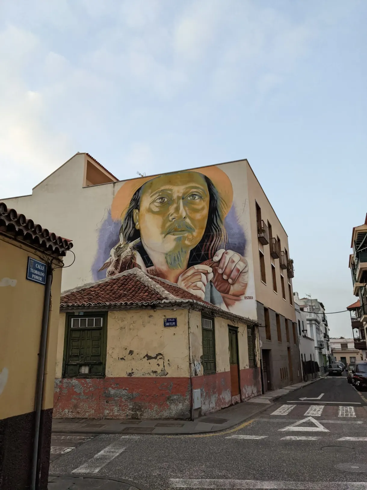 Fresque murale d'un visage sur un immeuble d'angle