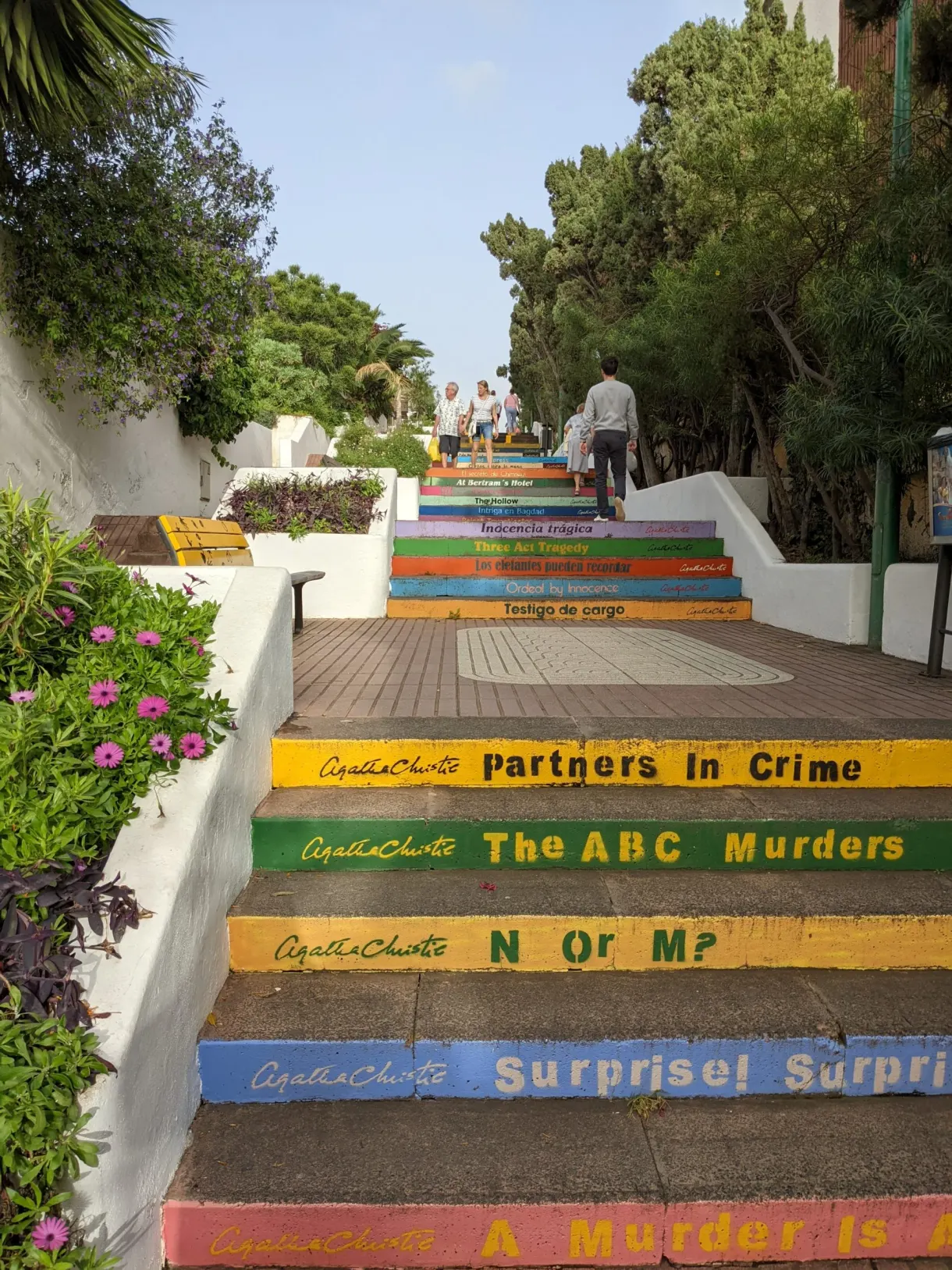 Escalier littéraire gravi par des passants à Puerto de la Cruz