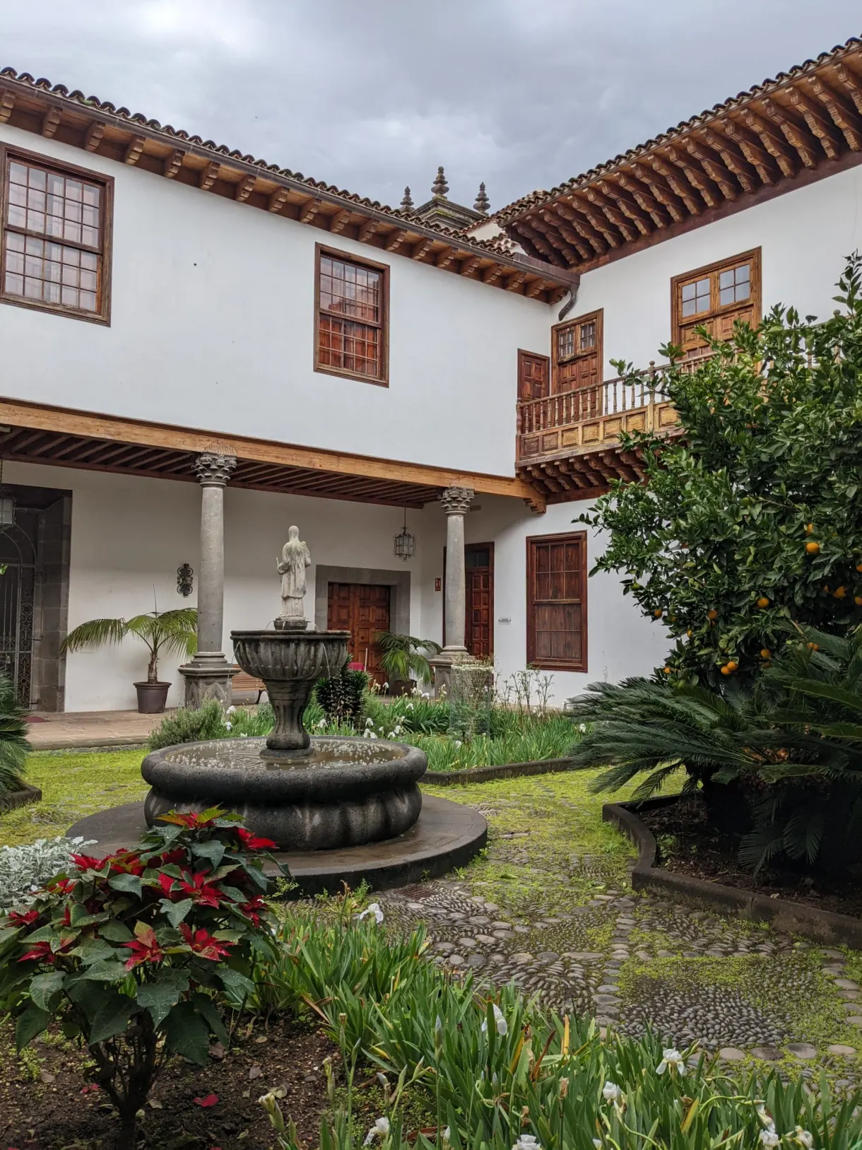 Patio colonial à fontaine et orangers à La Laguna