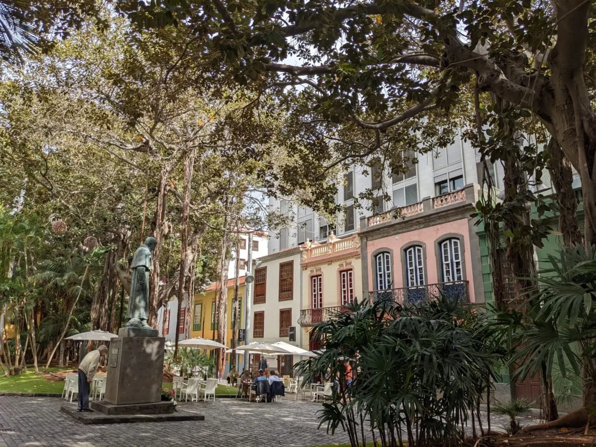 Place ombragée aux terrasses et façades colorées de Santa Cruz