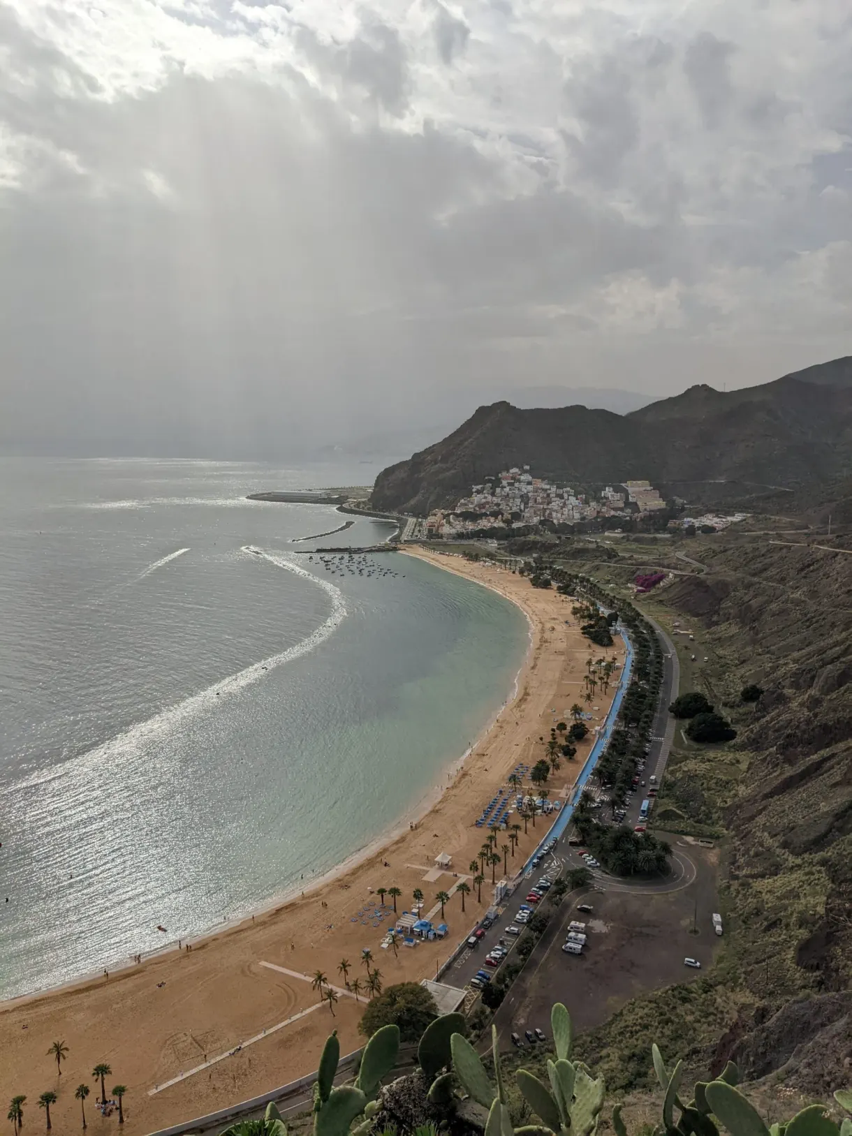 Plage de sable doré en arc de cercle vue d'en haut