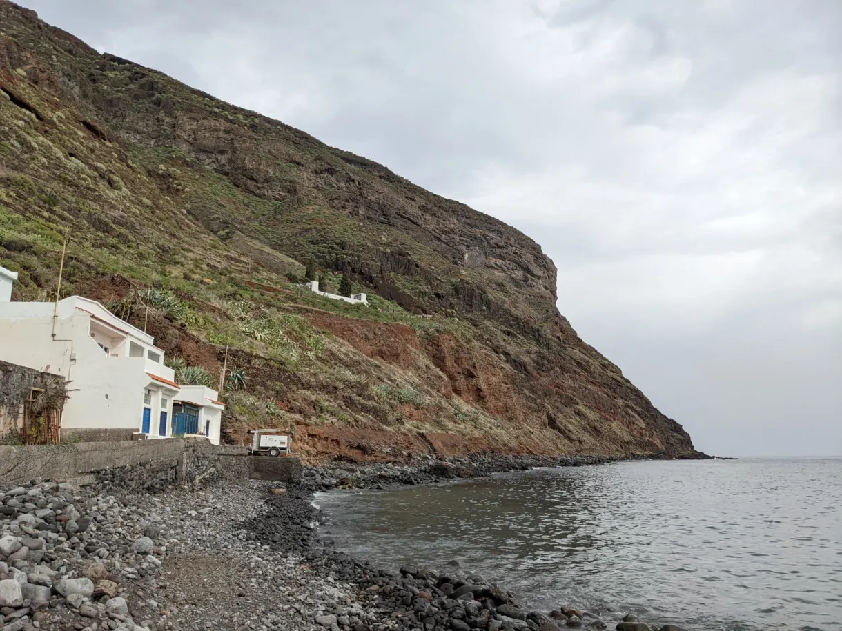 Maisons blanches au bord d'une plage de galets