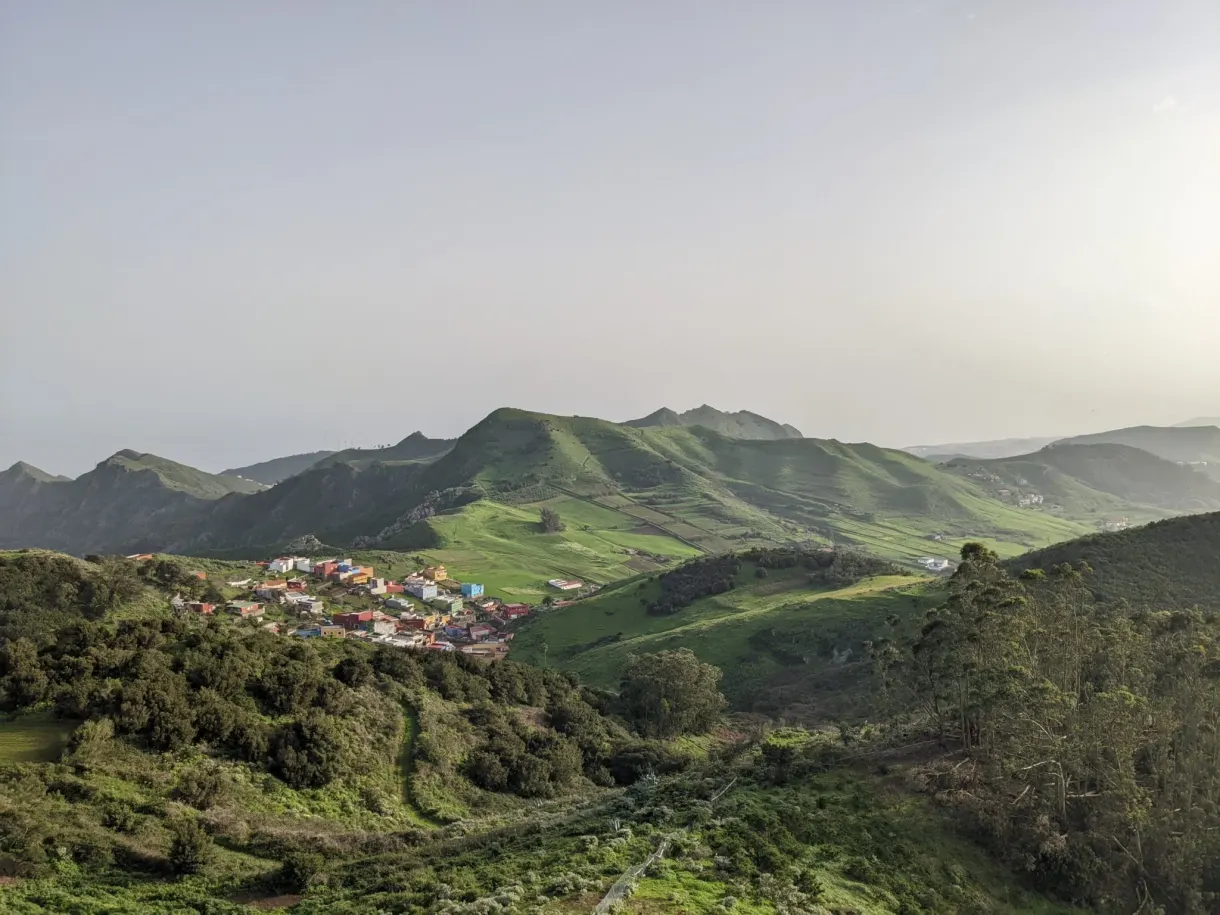 Collines vertes ondulantes parsemées de maisons