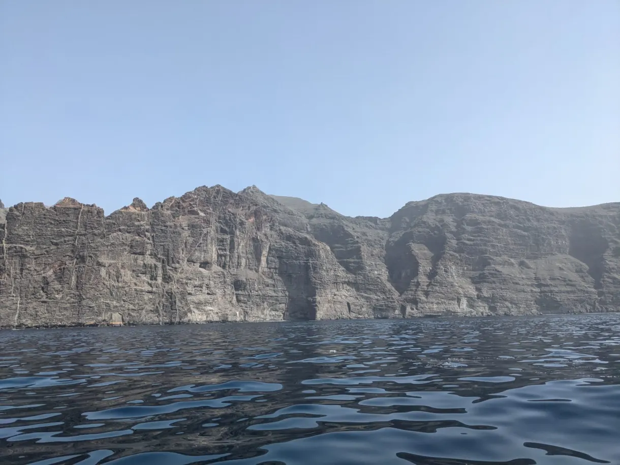 Falaises grises de Los Gigantes tombant à pic dans l'océan