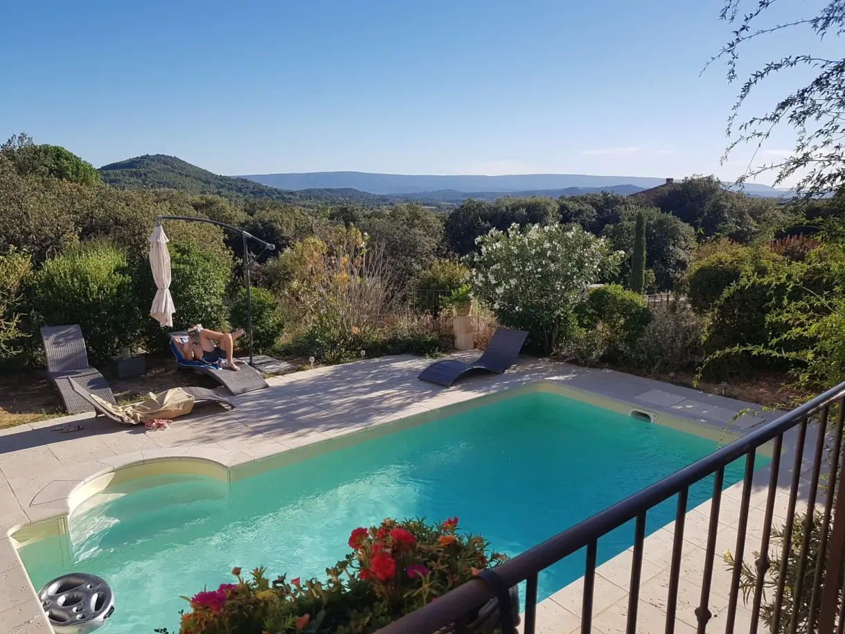 Piscine et transats surplombant les collines depuis la terrasse