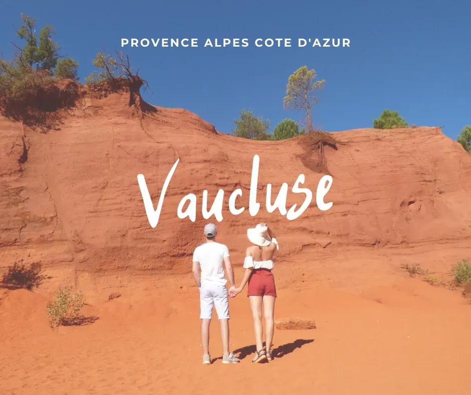 Couple seen from behind in front of the ochre cliffs, title Vaucluse