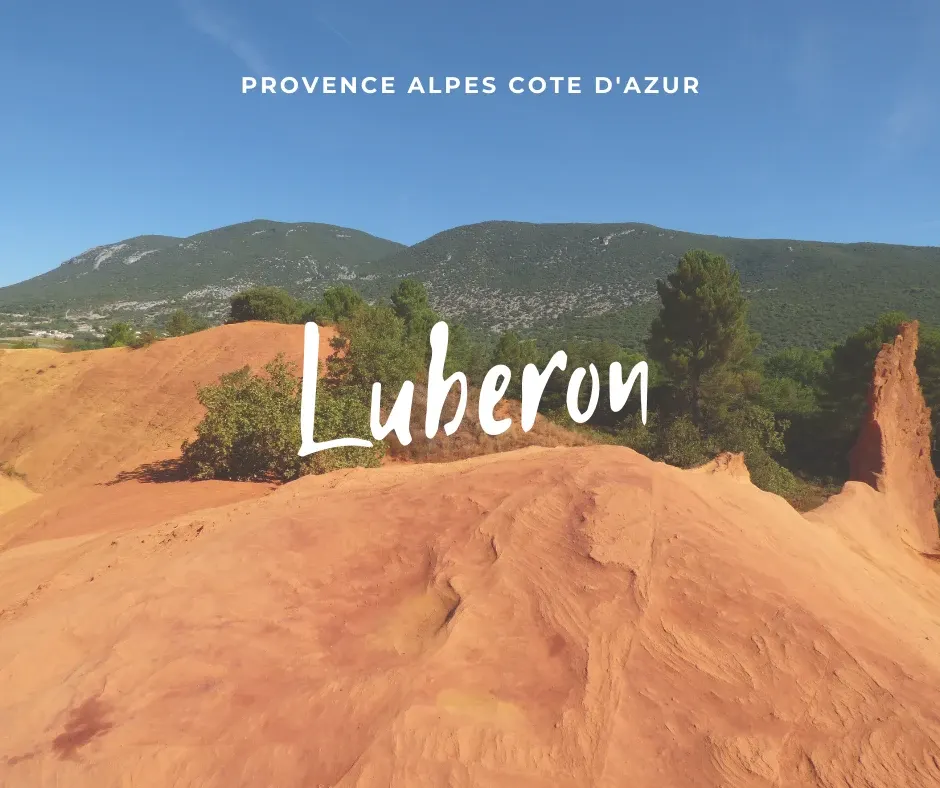 Roches ocre orangé devant les collines boisées, titre Luberon