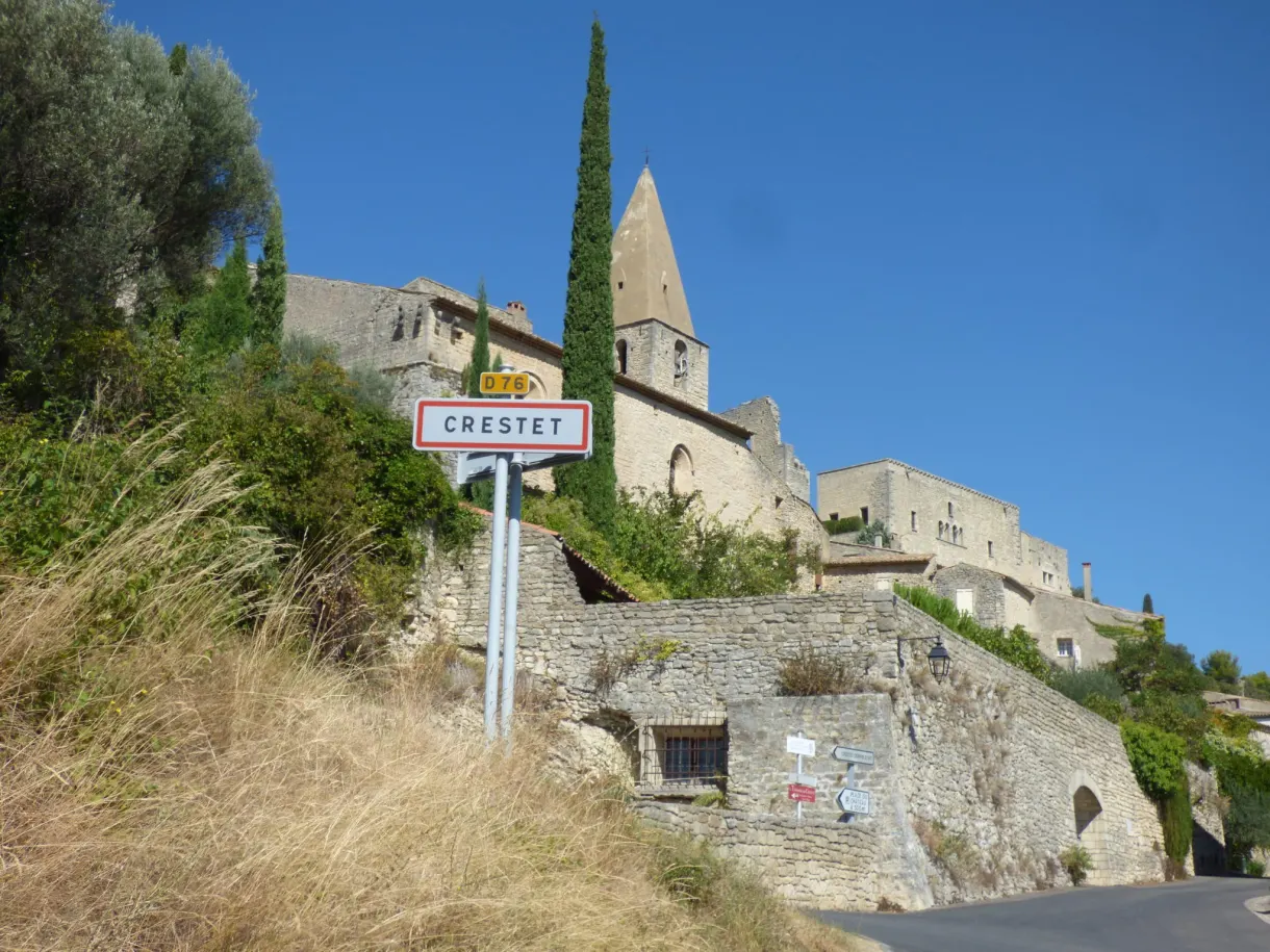 Entrance sign of Crestet in front of the perched village