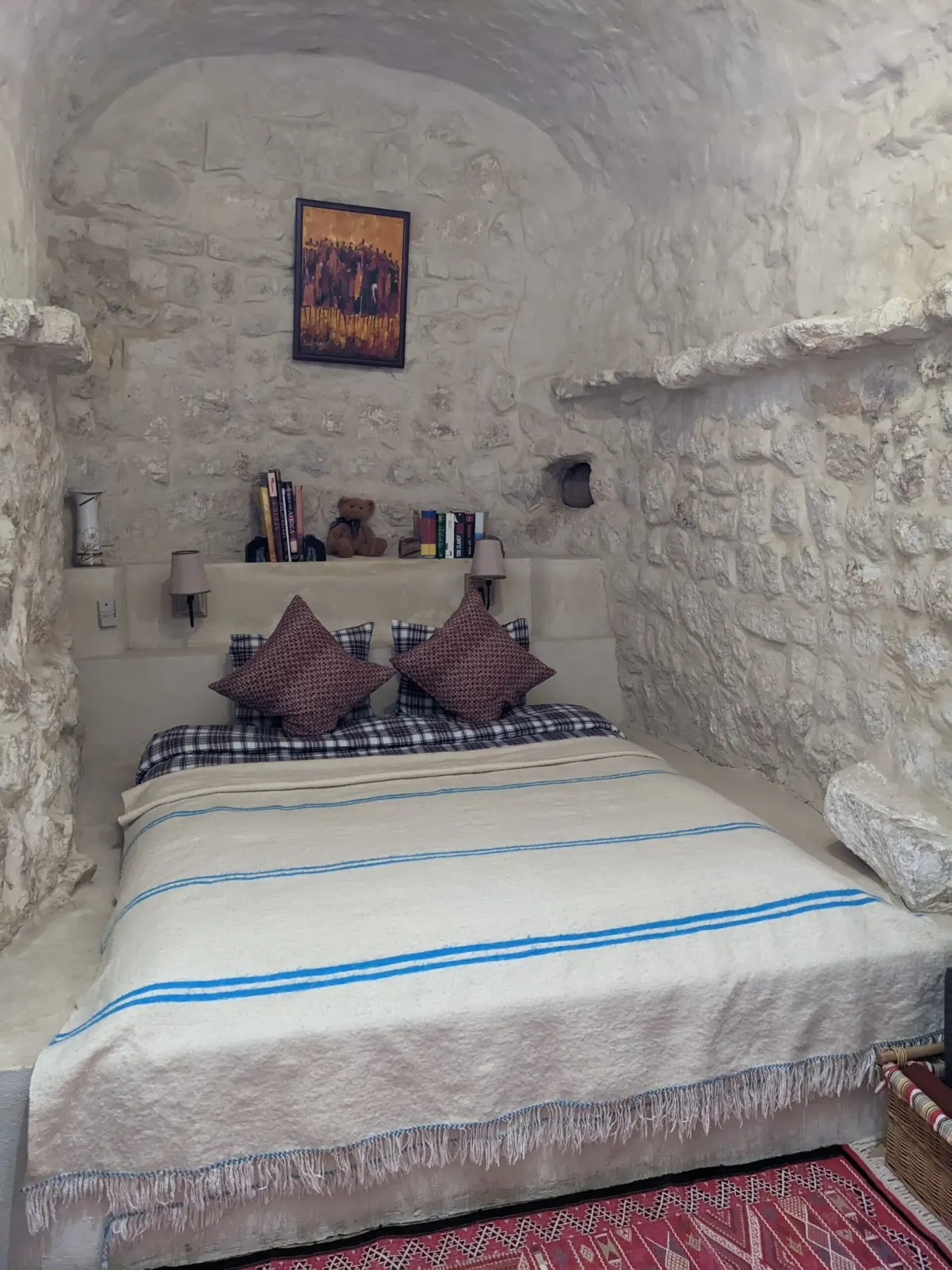 Chambre troglodyte de l'Auberge de Tamezret, lit sous une voûte de pierre blanchie