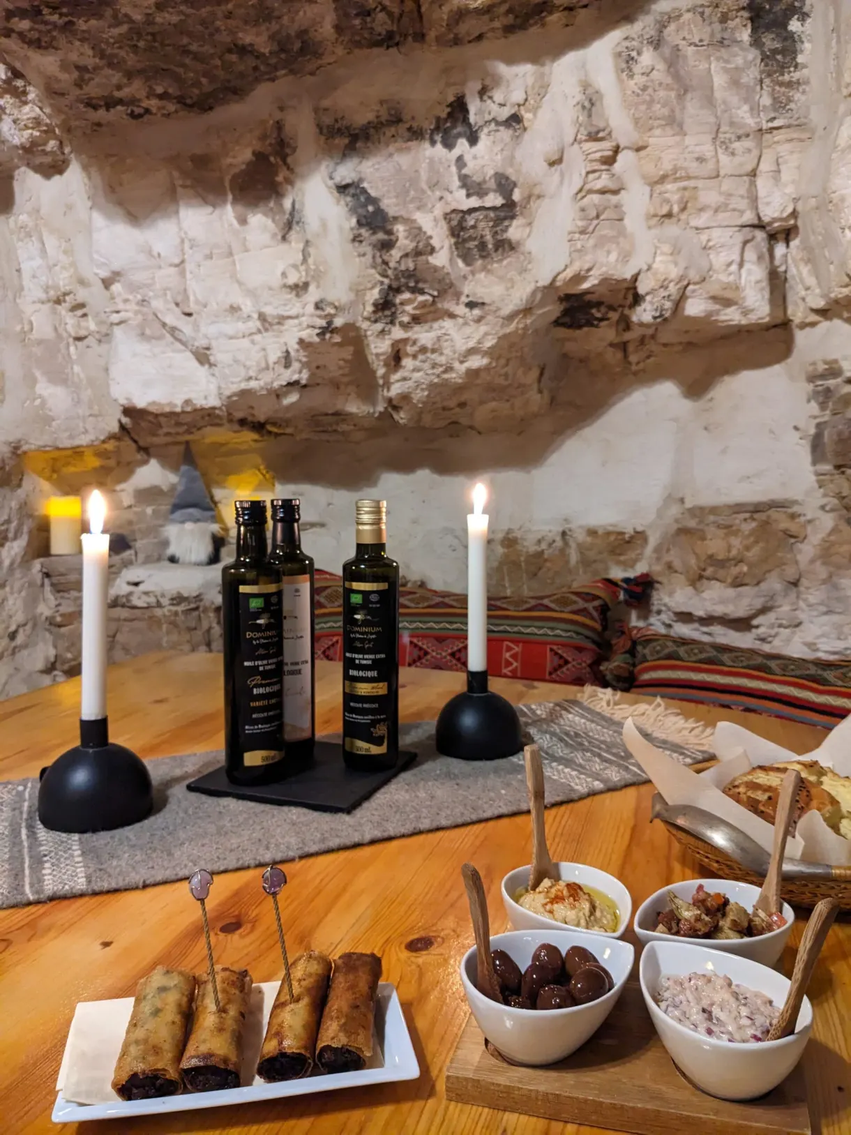 Dégustation d'huile d'olive et de mezzés tunisiens à la bougie dans la salle troglodyte de l'Auberge de Tamezret