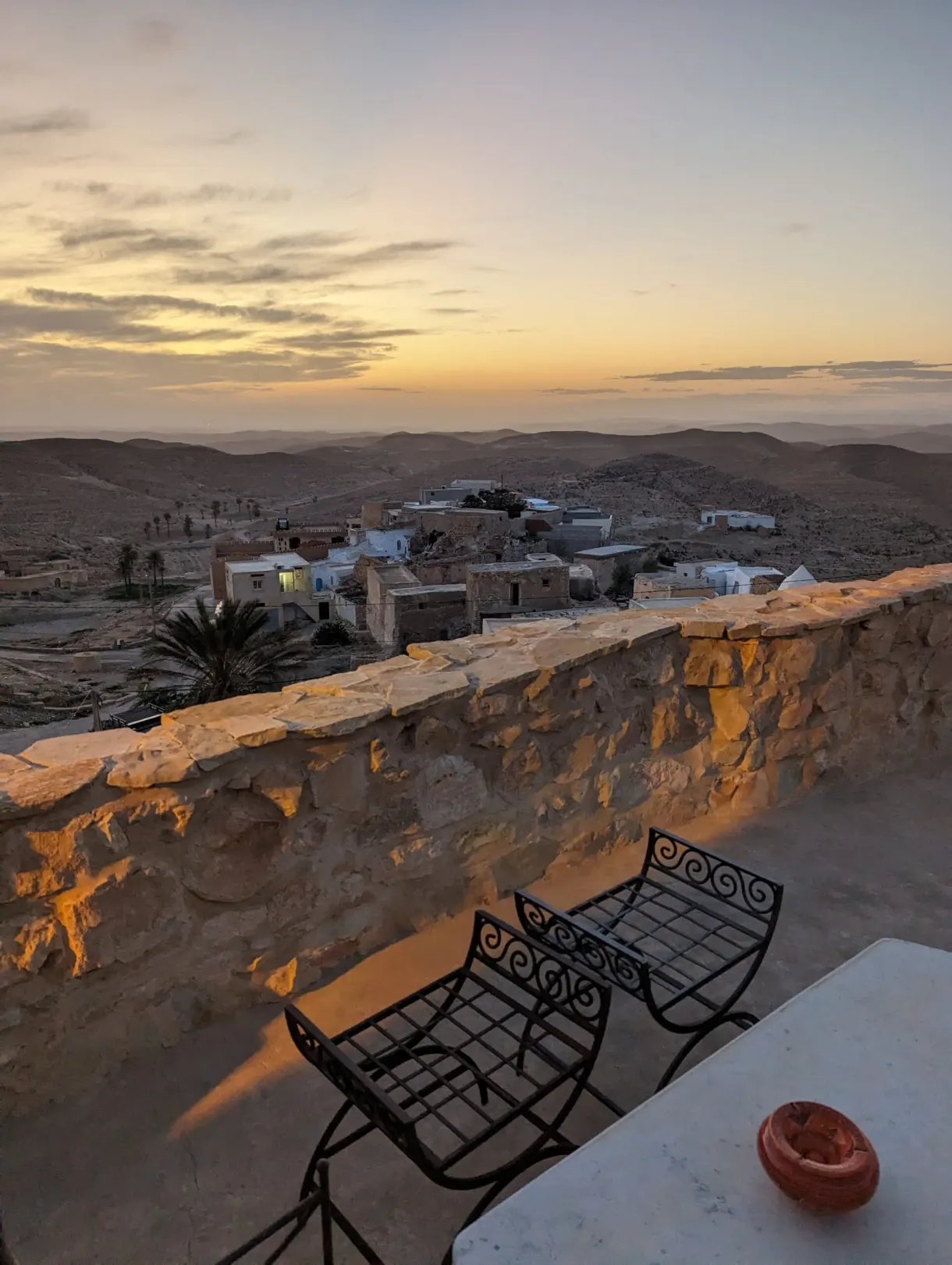 Coucher de soleil sur le village berbère de Tamezret depuis la terrasse de l'auberge