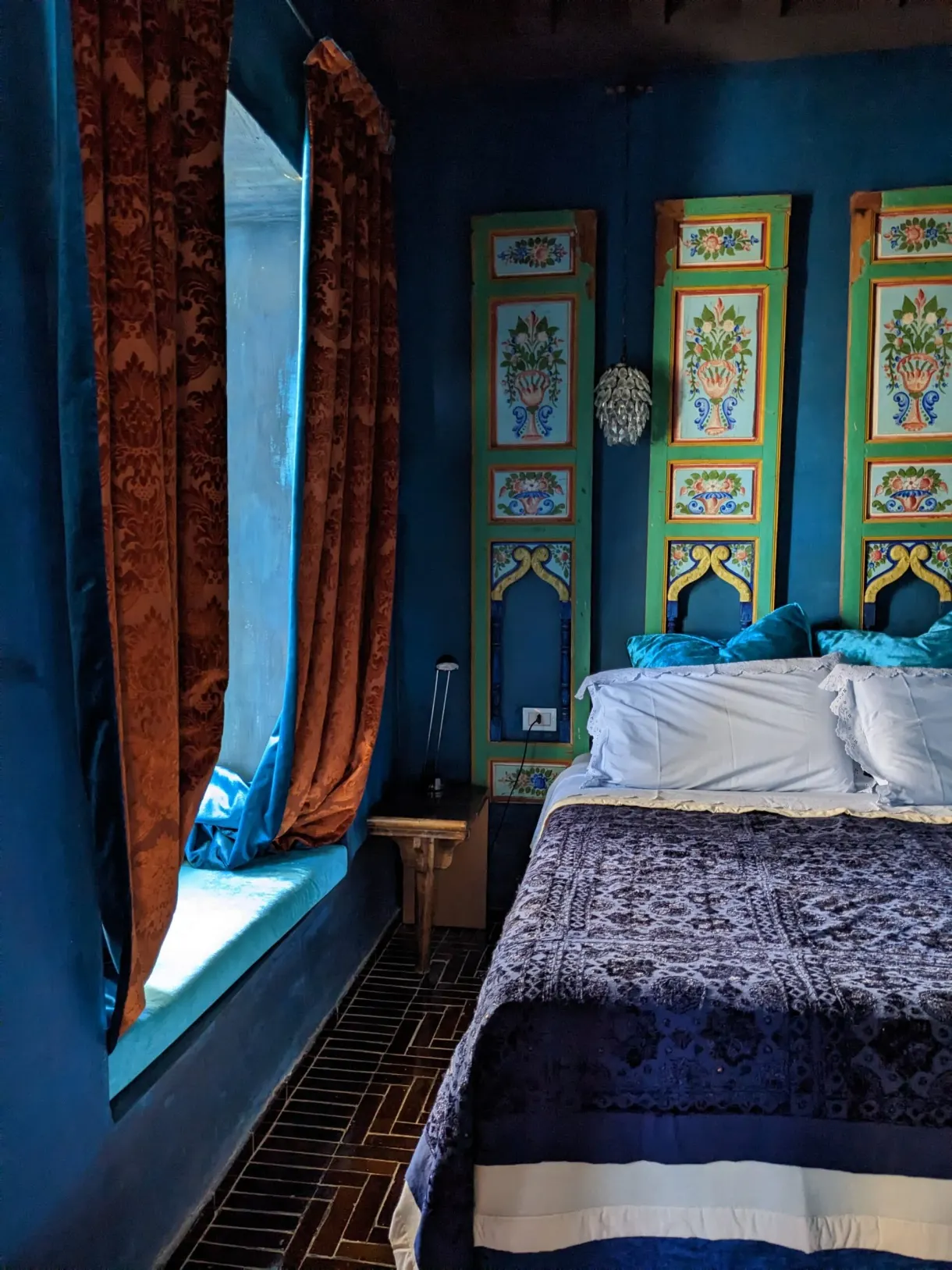 Chambre Bleue chez Maurizio à Tozeur, murs bleus et panneaux de bois peints