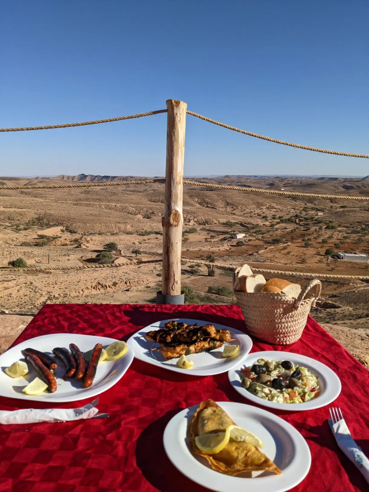 Déjeuner face au désert au restaurant du Ksar Jouamaa : merguez, grillades, brick et salade