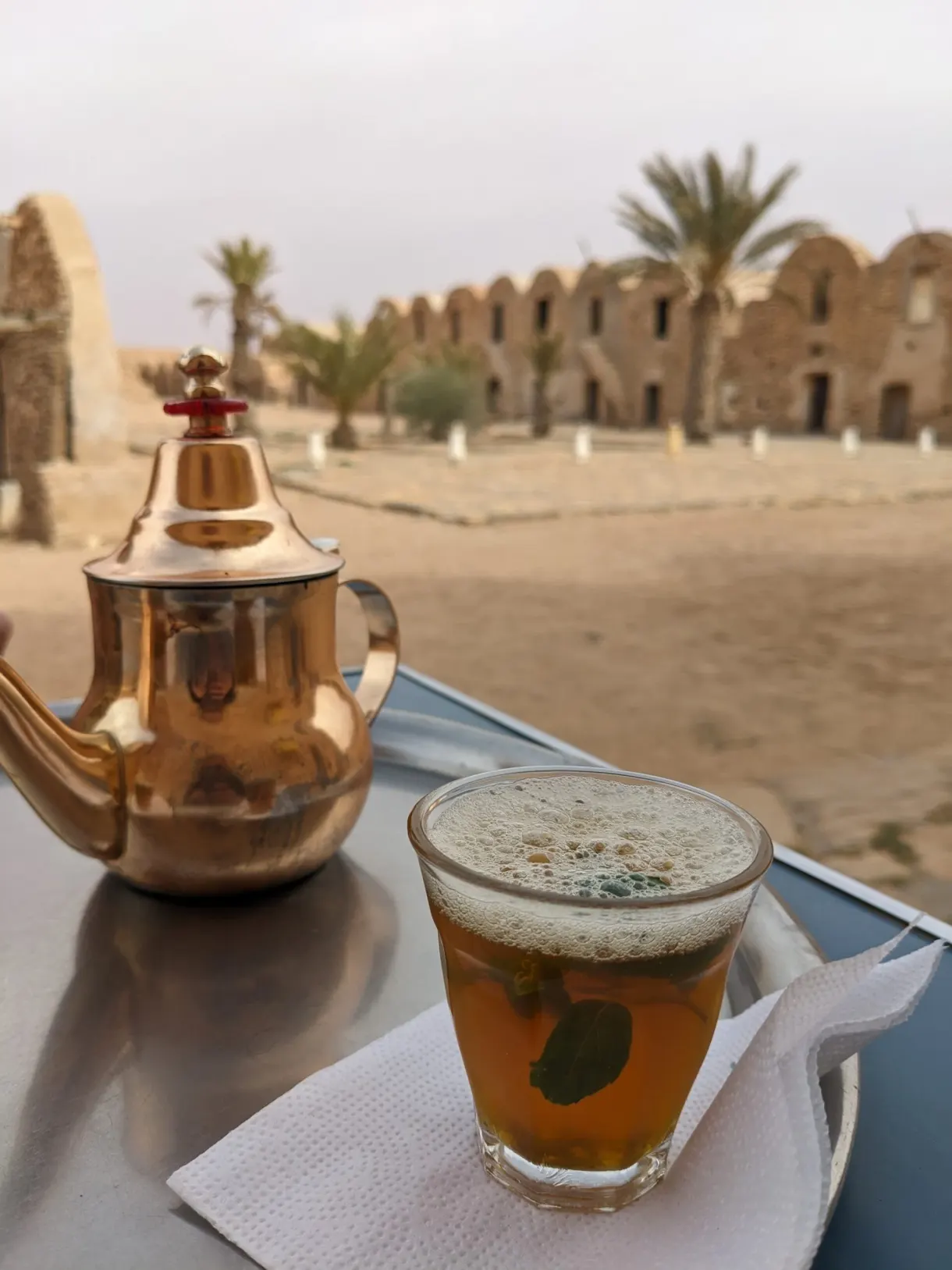 Thé à la menthe servi face aux greniers voûtés du Ksar El Ferch