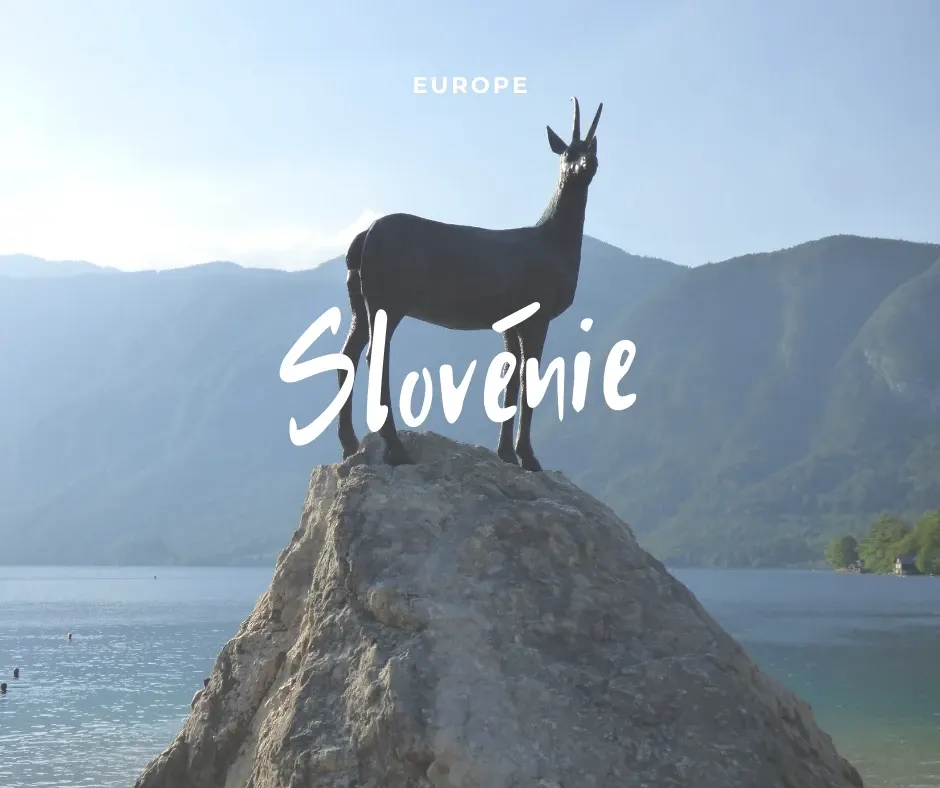 Statue de chamois dressée sur un rocher au bord du lac, titre Slovénie