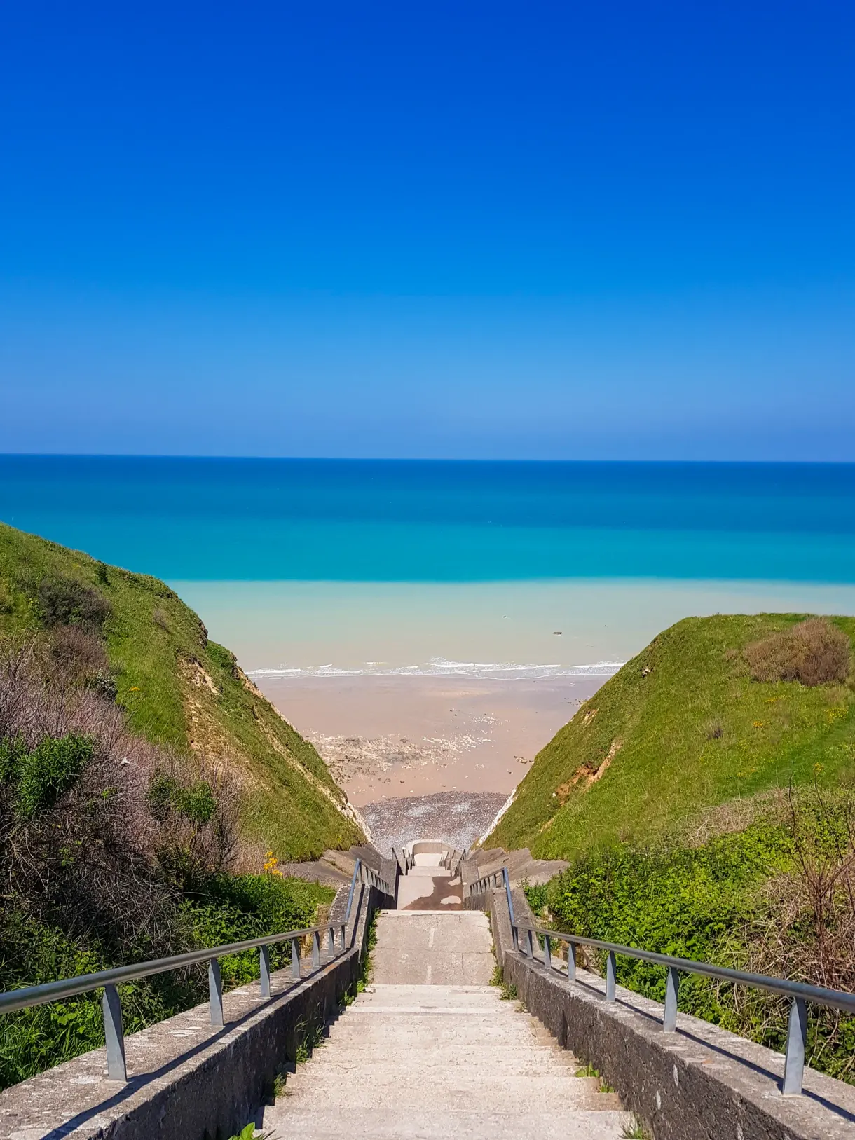 Staircase descending between two cliffs towards the beach, title Côte d'Albâtre